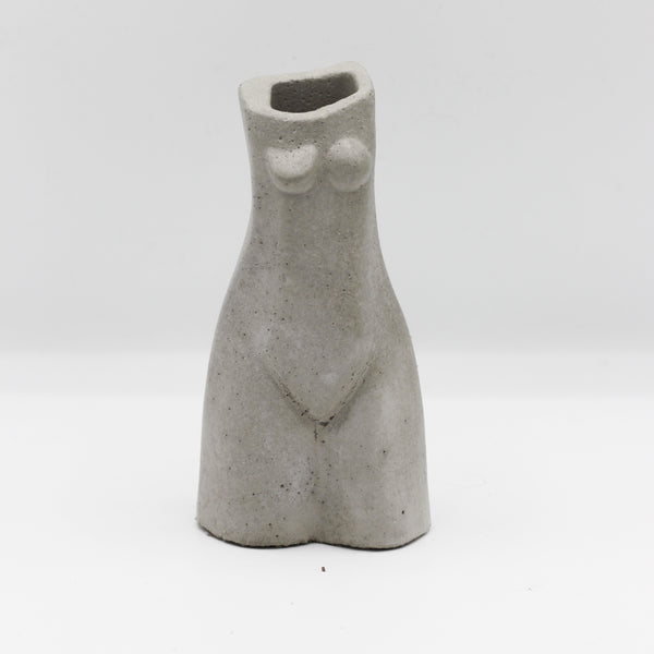 Betonvase; Frau; Körper; Trockenblumenvase „Görl 1“